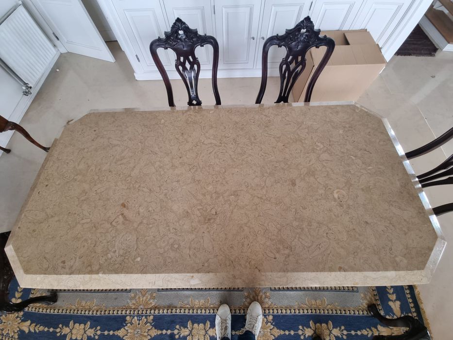 Mesa de jantar em pedra liós