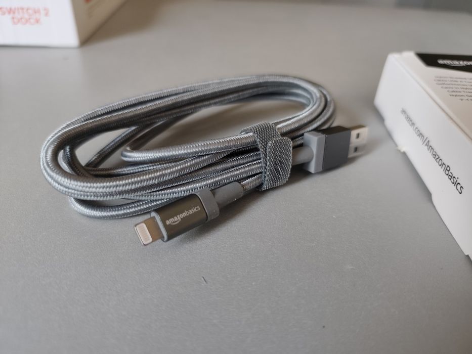 pleciony kabel Amazon Basics ze złącza USB-A na Lightning o długości 1,8 m