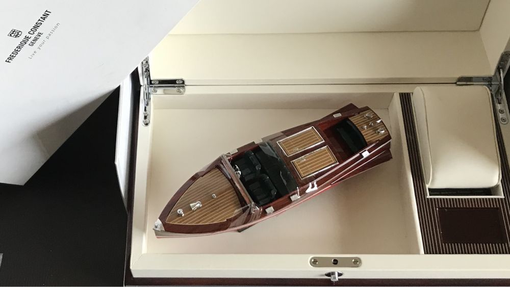 Caixa Frederique Constant com barco promocional