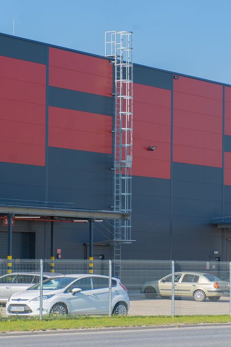 Drabiny pionowe, ewakuacyjne, mocowane - z dostawą i z montażem