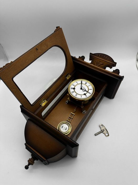 Stary wiszący zegar Hermle nakręcany wahadło drewno.