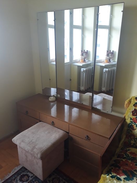 Трильяж з дзеркалом і пуфіком, трюмо