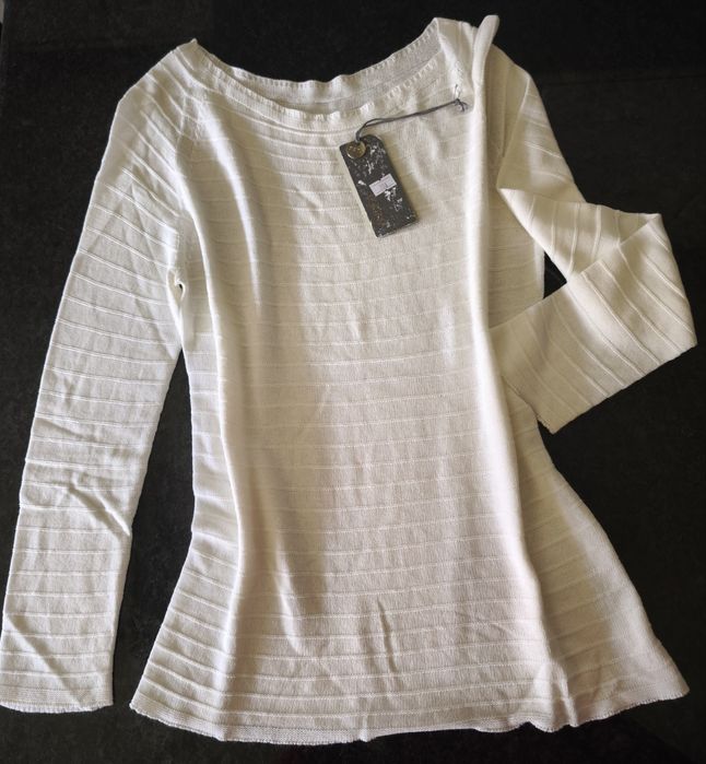 Camisola branca em malha fria, italiana, manga comprida.