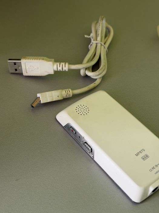 Плеєр Transcend MP870 на 8 ГБ вбудованої пам'яті