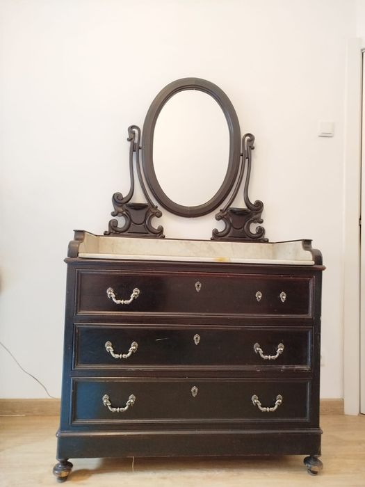 Cómoda com mármore e espelho