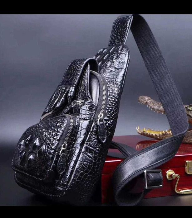 Статусная сумка из крокодиловой кожи с натуральной лапой