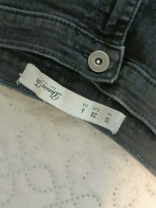 Spodnie z dziurami na kolanach 36