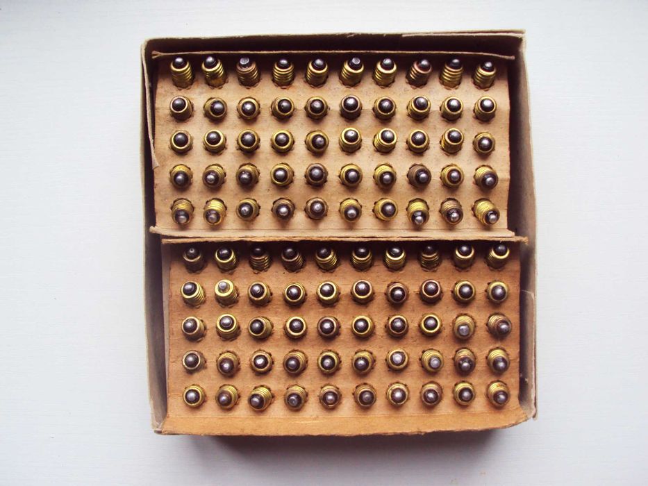 Миниатюрная лампа накаливания МН 1-0,068 СССР. Лампочки 1 Вольт