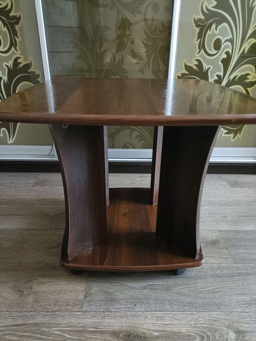 Журнальний столик