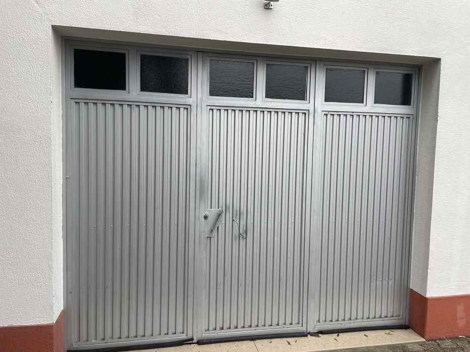 Portão de garagem em ferro com janela superior