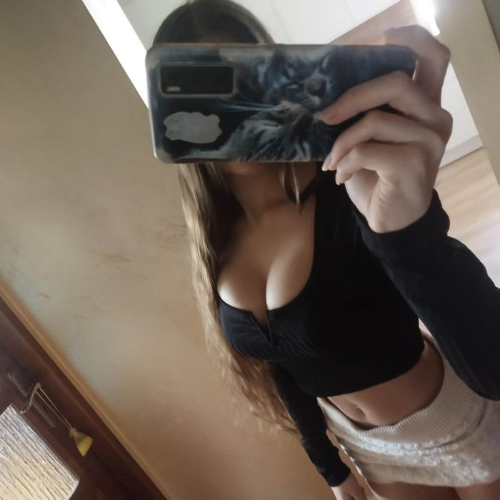 Śliczna czarna bluzeczka crop top z dekoltem z amisu rozmiar XS