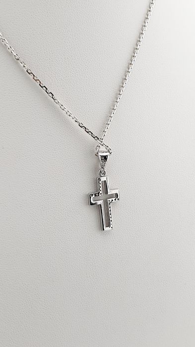 Krzyżyk srebrny pr.925 ozdobiony czarnymi cyrkoniami