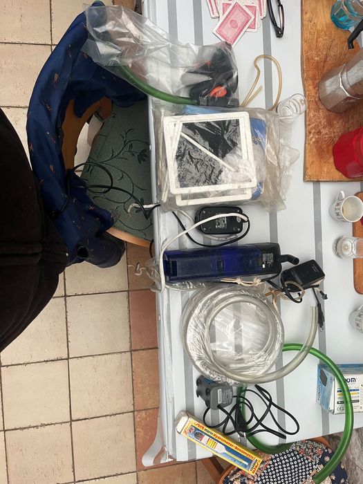 2 grandes aquários com vários acessórios e bombas