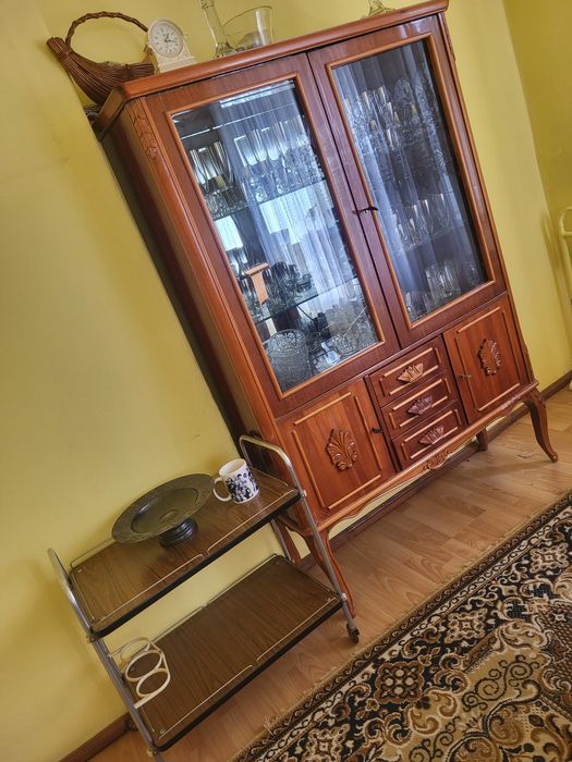 Zestaw rumuńskich mebli drewnianych