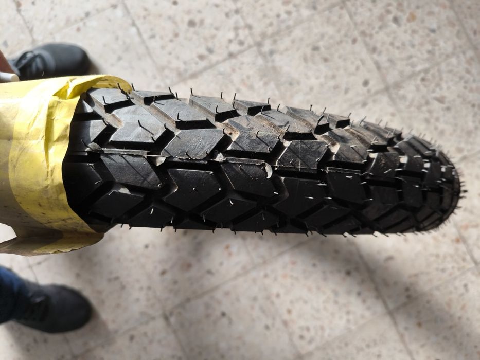 Vários pneus motorizadas triciclos e motociclos