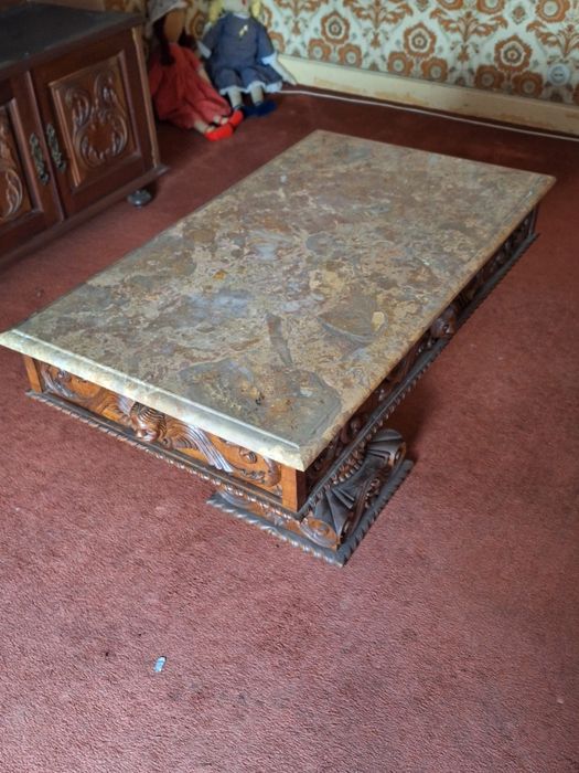 Mesinha para sala de visitas ou outros,,em mogno , toda trabalhada