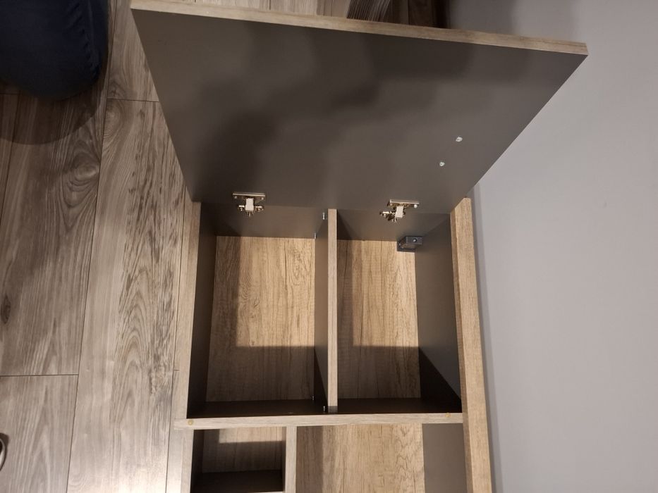 Szafka wisząca na ścianie