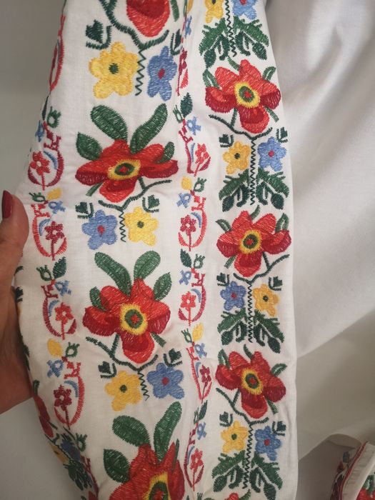 Жіноча вишиванка з червоними квітами S, M, L