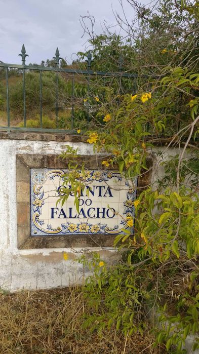 Quinta aprazível, perto de Silves com ribeira e com parcela urbana