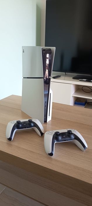 Playstation 5 com 2 comandos e jogos