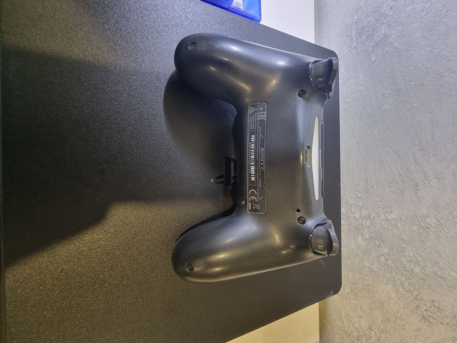 Ps4 slim 500gb z oryginalnym padem oraz 2 grami