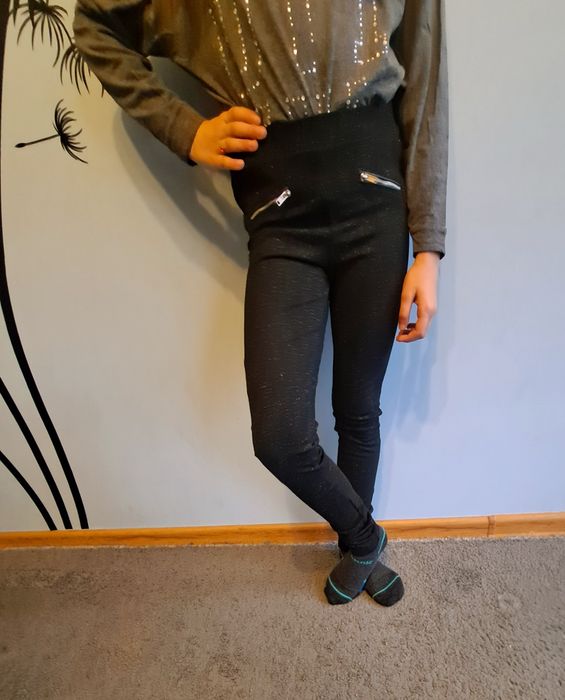 Spodnie czarne r. 134 srebrna nitka