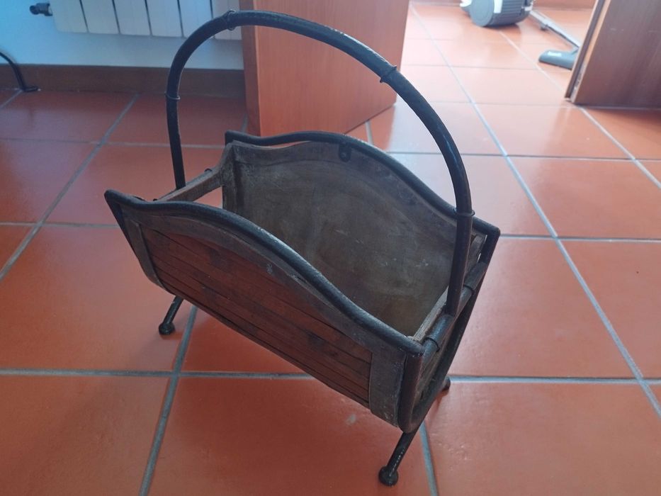Porta-revistas ou porta-livros em madeira e ferro. Antigo.