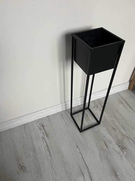 Czarna metalowa donica w stlu LOFT  18/18/67 cm