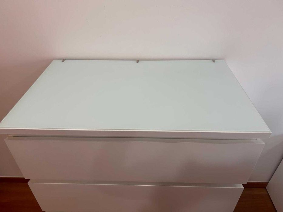 Cómoda Malm Ikea 4 gavetas com vidro