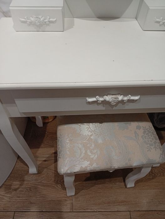 Toaletka damska z taboretem