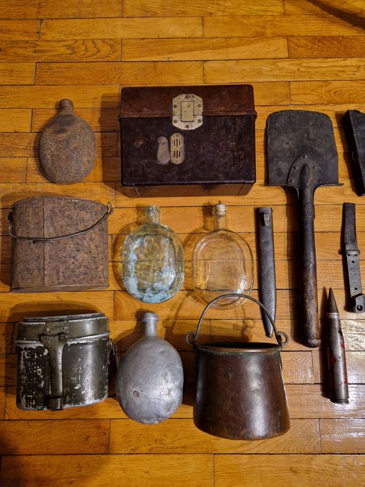 Stare zabytkowe przedwojenne militaria hełm bagnet manierka menażka wh