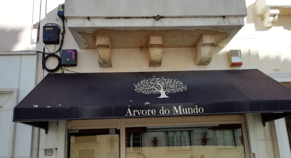 Toldo de loja em bom estado