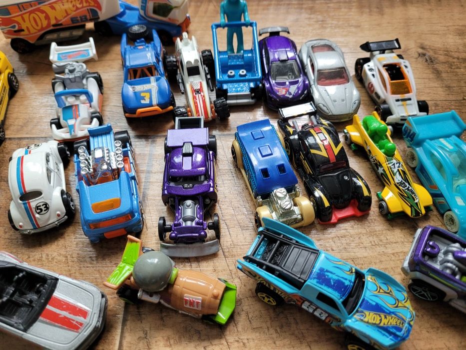Zestaw 30 samochodów Hot Wheels