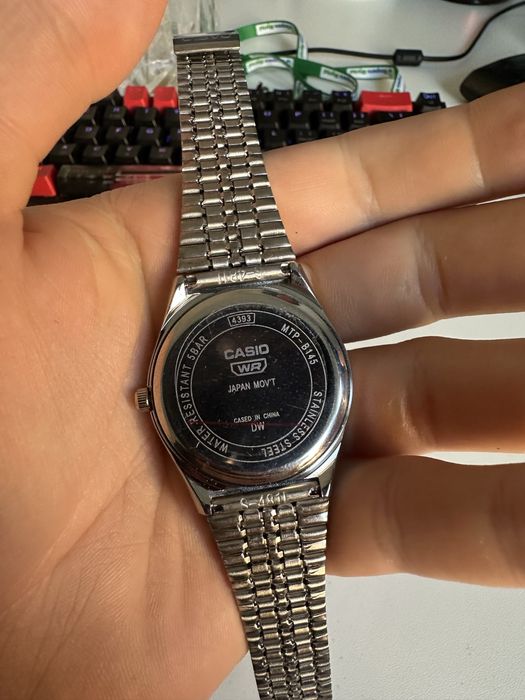 Zegarek casio z czerwoną tarczą w stanie idealnym