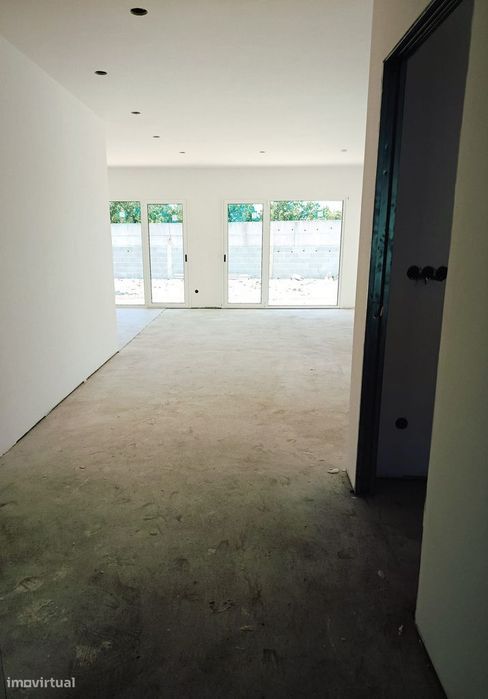 Moradia T2+1 - Reconstrução integral fase de acabamentos - Ervedeira