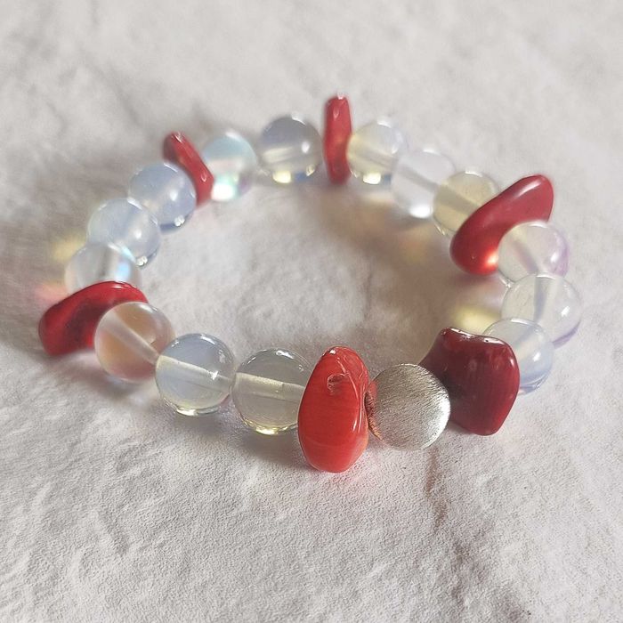 Bransoletka kamienie naturalne: kamień księżycowy, koral. Obwód 15 cm