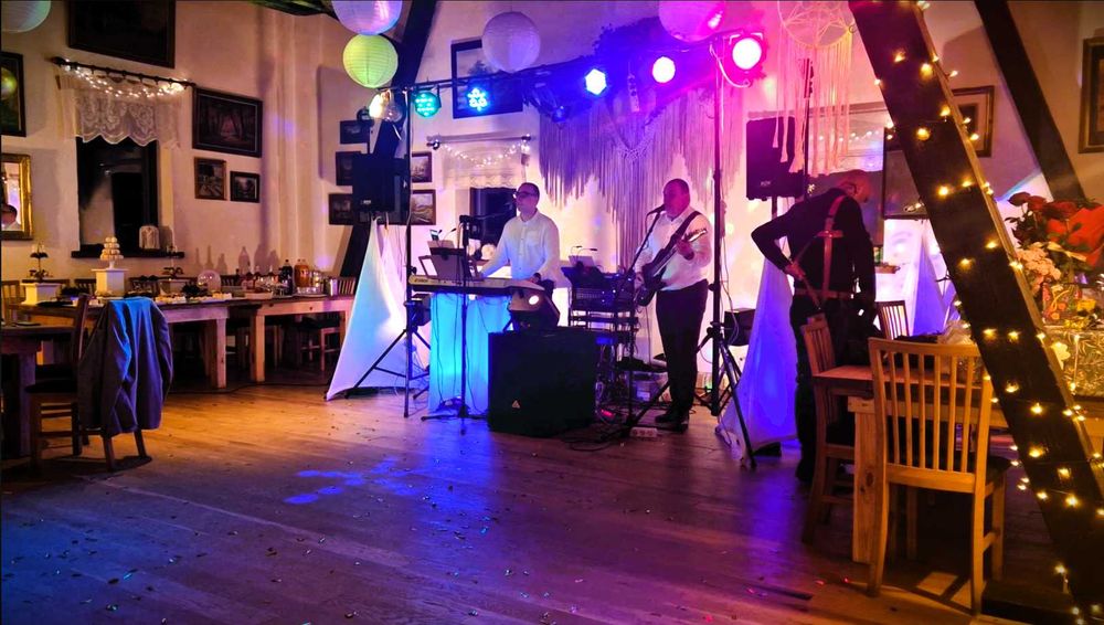 Beautiful day - oprawa muzyczna, ciężki dym, fontanny iskier.