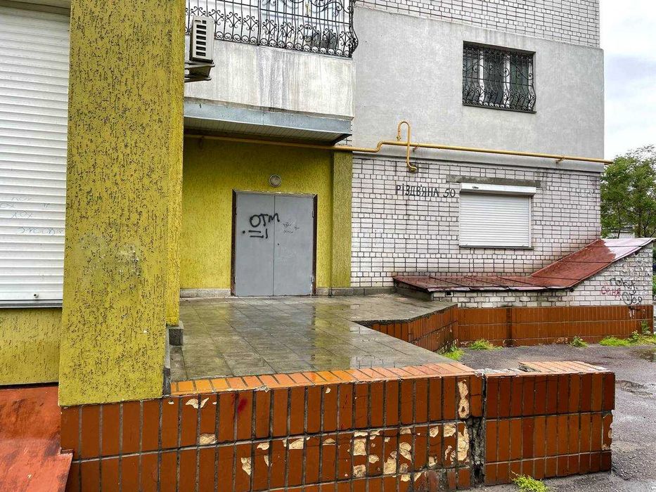 Продається приміщення магазину разом з 3-к квартирою, район Сєдова.