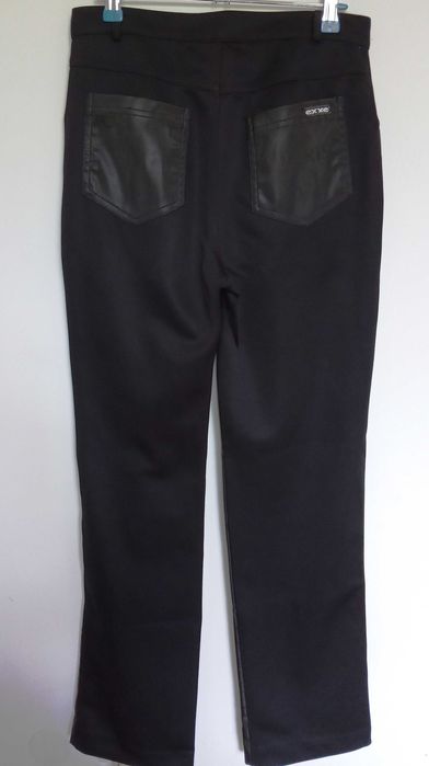 Proste czarne damskie spodnie w napisy M 38 jak woskowane czy skórzane