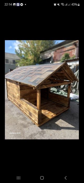 Большая деревянная будка