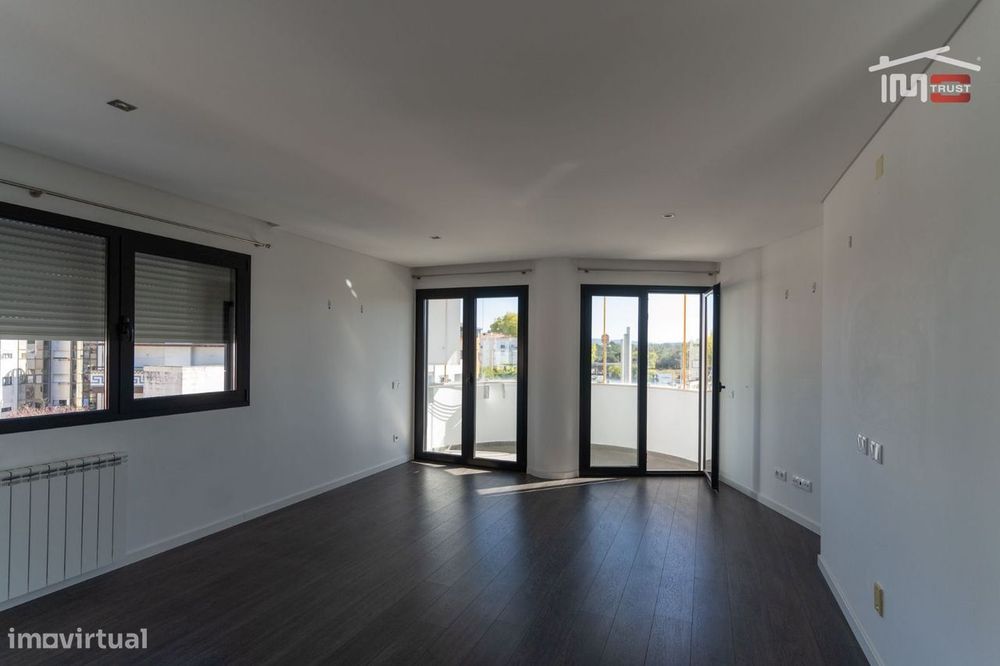 Apartamento T2 Com Cozinha Equipada  Como Novo Com Elevador E Garag...