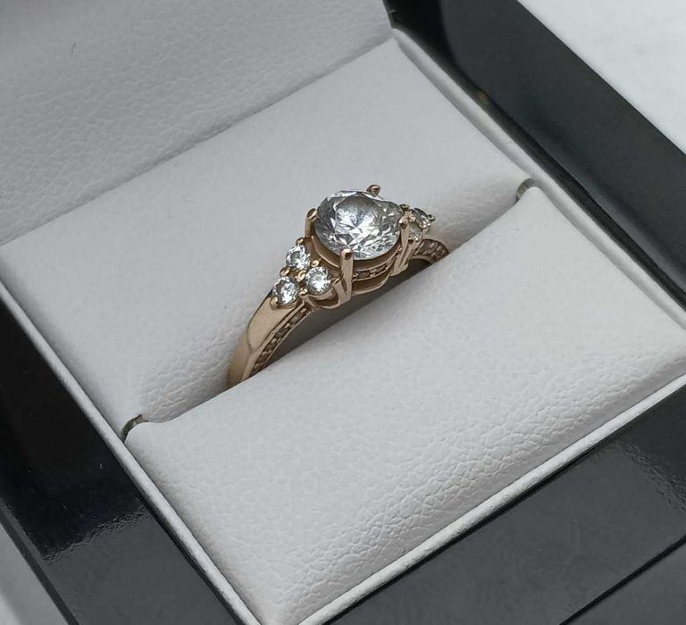 Wyjątkowy Złoty Pierścionek Cyrkonie 2,46G P585 14K Rozmiar 12