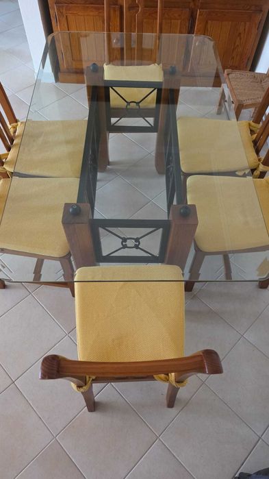 Mesa de jantar e cadeiras