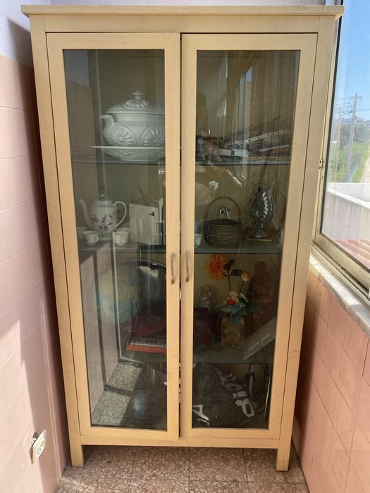 Movel de madeira com vitrine