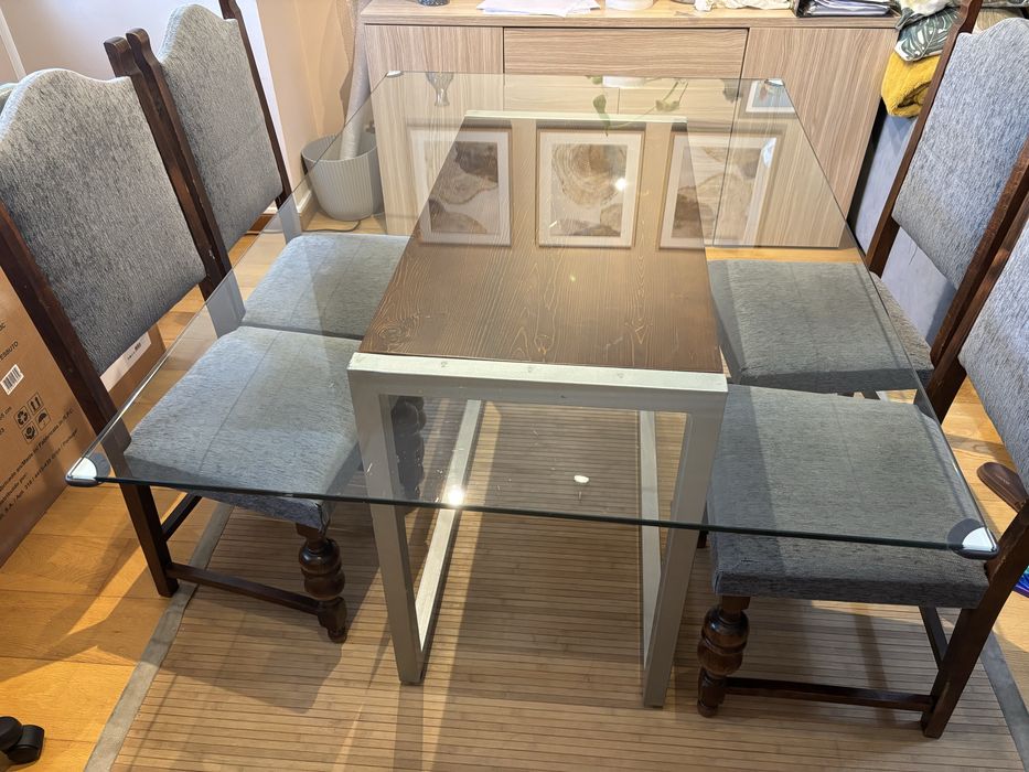 Mesa com tampo de vidro