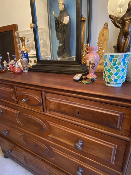 Cómoda Antiga Gigante