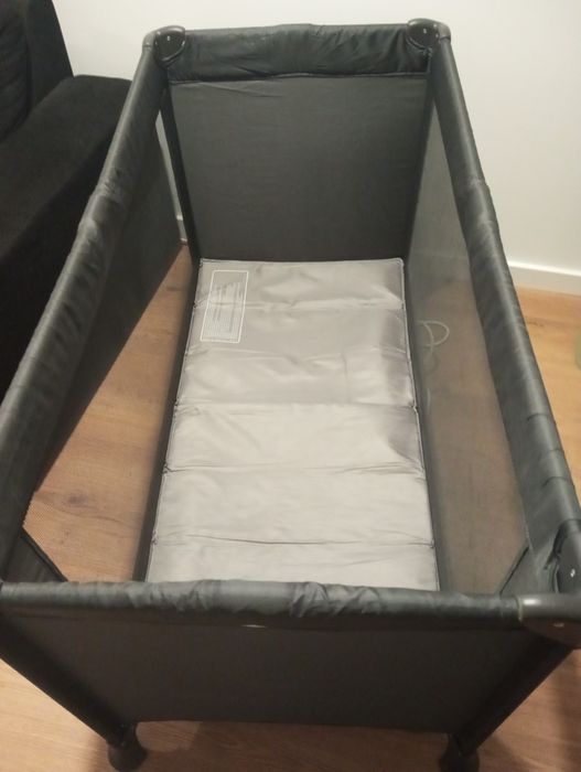 Berço portátil muito novo.