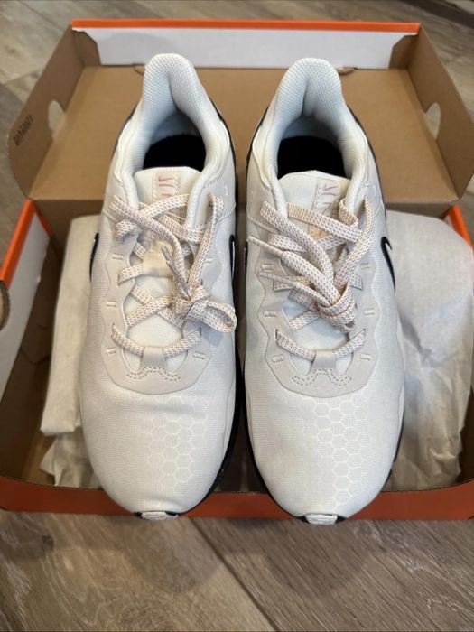 Nike Legend Essensial 2 CZ3668-100 розмір 38.5