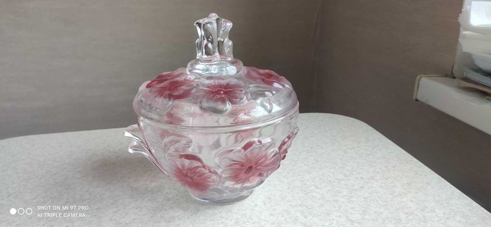 Цукерниця з кришкою продам