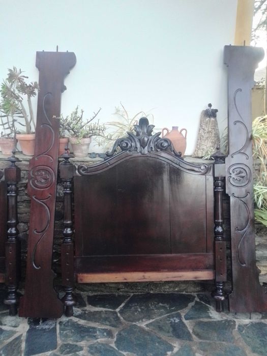 Cama romântica individual antiga